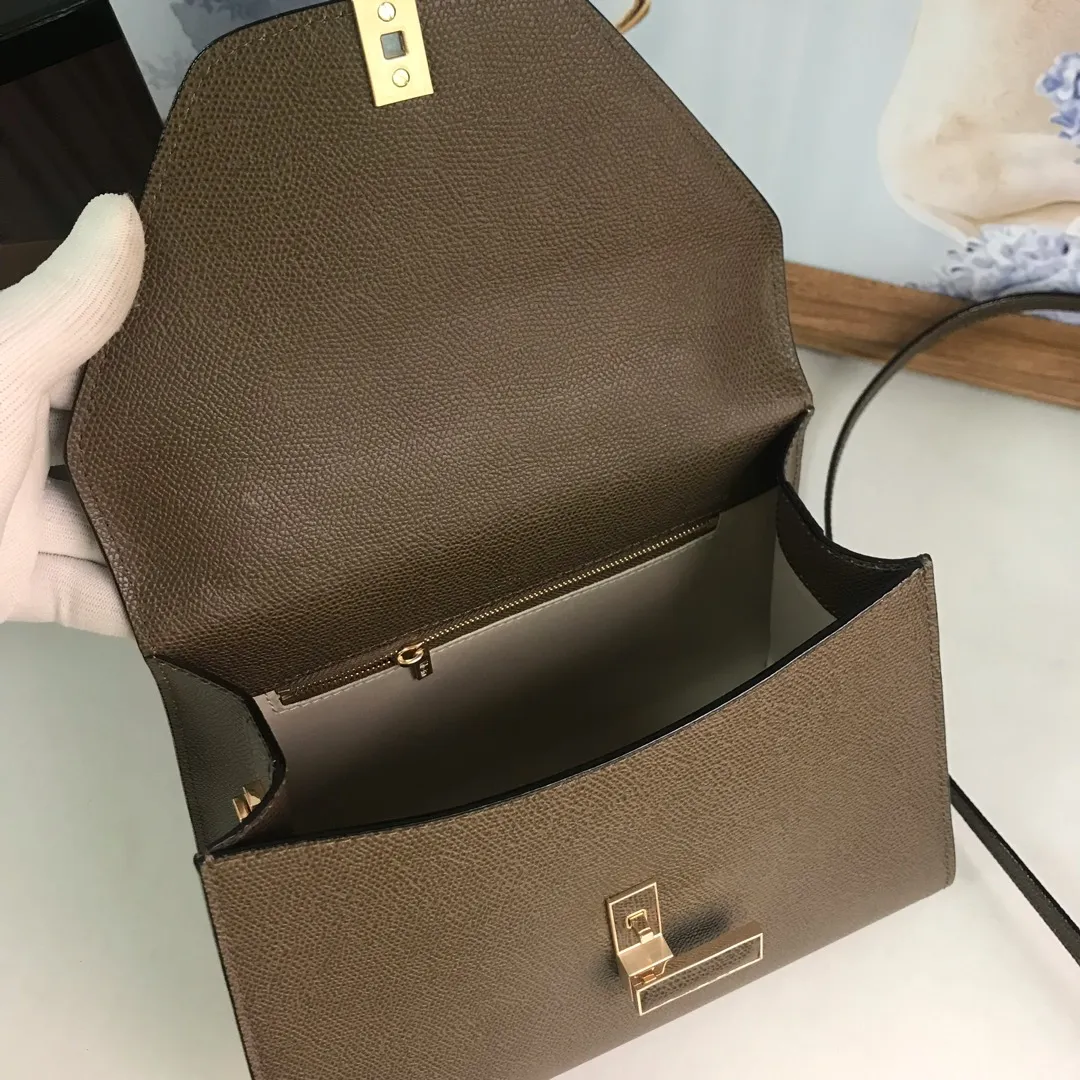 In stock👉Original medium size elephant gray👉Valextra Valextra Iside, known as Italian Hermès, is one of the most representative designs of Valextra. There is no obvious logo, but the simple collective line design is very recognizable, full of architectural art, and shows a capable and intellectual style. It is made of imported palm-print lining cowhide, with up to five stitches of handwork, and the shiny oil edges test the skill of the craftsman. Medium size: 26cm【6627#】